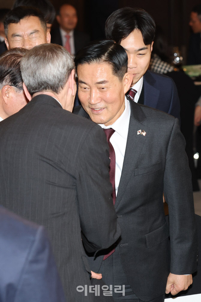[포토]신원식 국방부 장관 내빈들과 인사