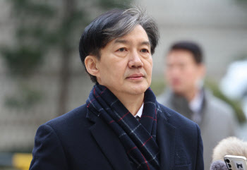 조국, '국정원 불법사찰' 손배소 2심서 위자료 1000만원으로 줄어