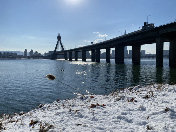 '한강 여성 시신'서 발견된 흉기, 변사자가 직접 샀다