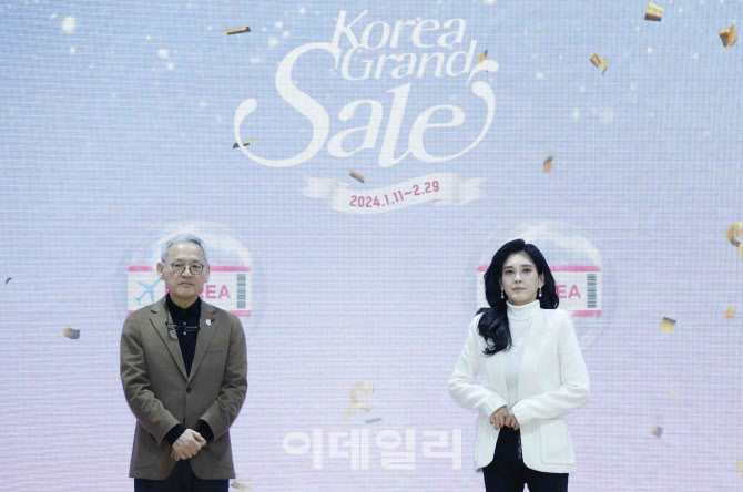 [포토]함께 무대에 선 유인촌 장관-이부진 위원장