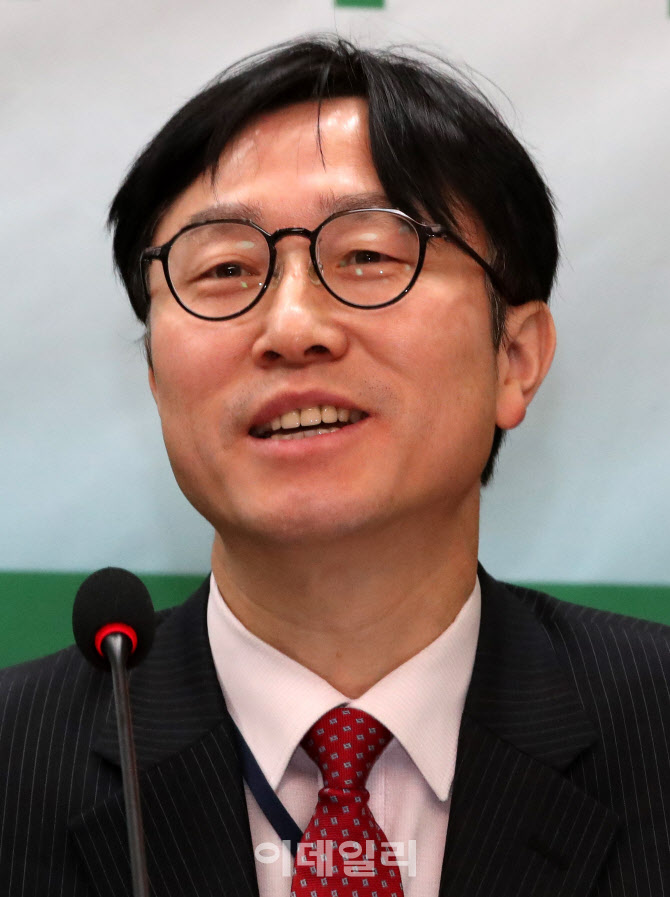[포토]토론하는 박상희 산업통상자원부 신산업분산에너지과 과장