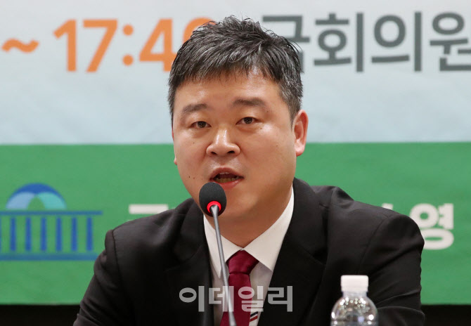[포토]종합토론하는 김성준 SK에너지 정책지원실 팀장