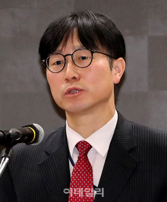 [포토]분산에너지법 활성화를 위한 후속정책과제란 주제로 발제하는 박상희 산자부 과장