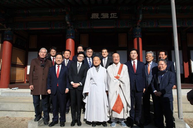 [포토]한동훈 위원장, 통도사서 성파 대종사 예방