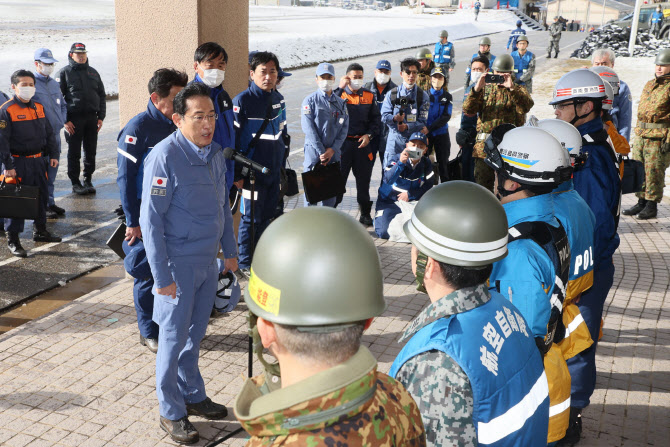 日 기시다 총리, 노토 강진 발생 2주 만에 시찰... 불만 섞인 목소리도 나와