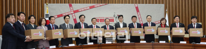 [포토]국민의힘, 주문하신 ' 모두가 함께 잘 사는 내일'을 배송해드립니다