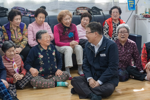 “90번째 생신 축하드려요”…광진구 어르신 장수 축하금 지원[동네방네]