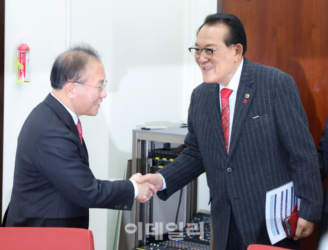 [포토]인사 나누는 윤재옥 원내대표-김호일 대한노인회장