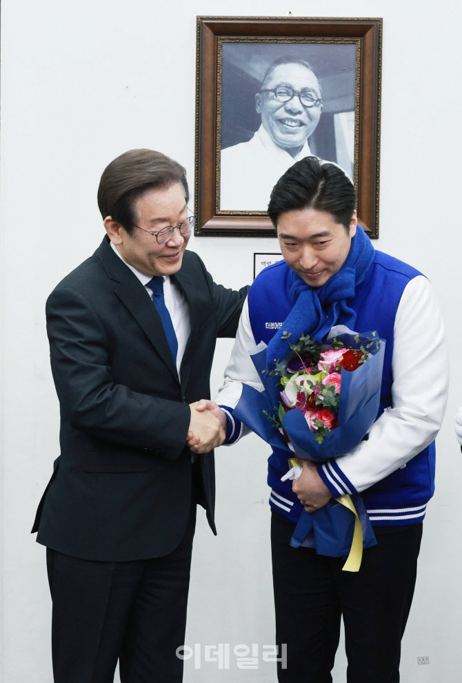 [포토]김구 선생 사진 앞에선 이재명-김용만 이사