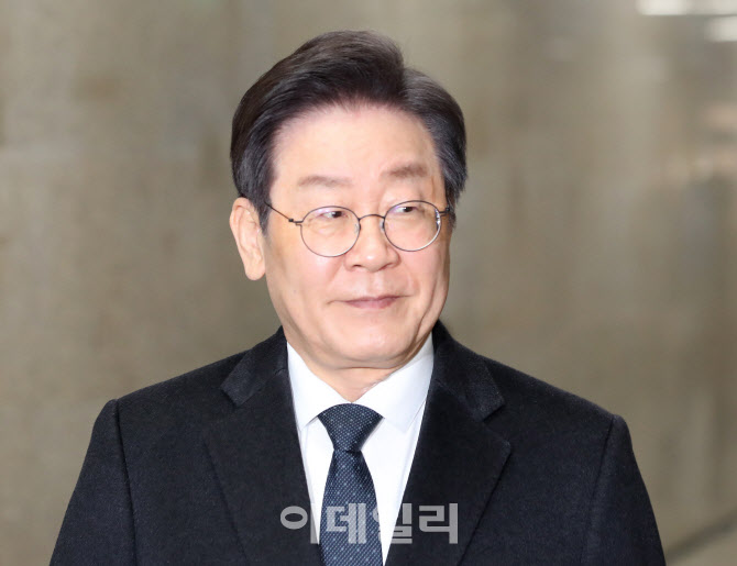 [포토]당 대표실 들어서는 이재명