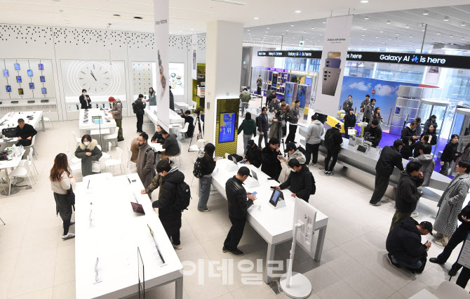 [포토]'갤럭시 S24' 출시, 북적이는 삼성스토어
