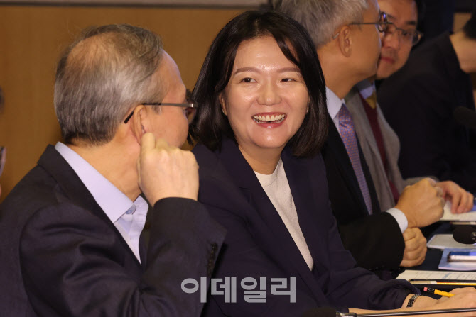 [포토]최수연 네이버 대표-김영섭 KT 대표 대화