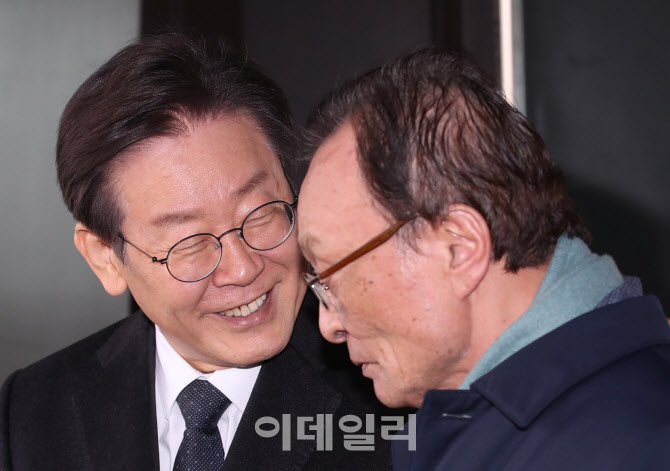 [포토]이해찬 전 대표와 회동, '미소 보이는 이재명 대표'