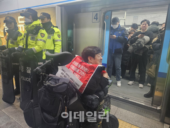 전장연, 지하철 탑승 시위 재개…활동가 2명 연행