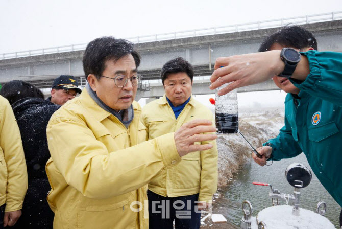 김동연 귀국 후 첫 일정, 유해물질 유입 평택 하천 점검