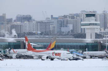 강풍·폭설에…제주공항, 오전 8시까지 활주로 폐쇄