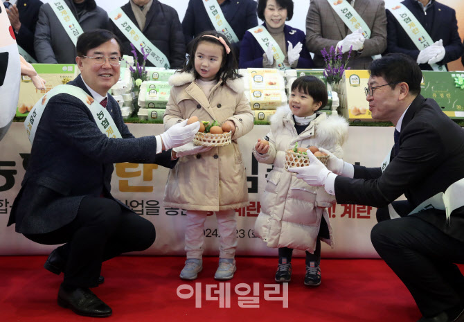 [포토] 미래세대에게 계란 선물하는 안병우 농협 축산경제 대표