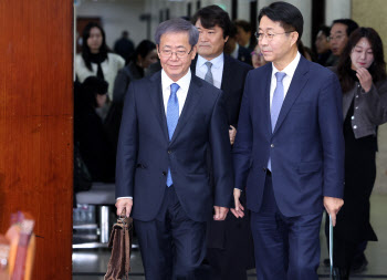 `민주당 후보끼리 상호비방?`…공천위원장 "엄격히 조처" 경고