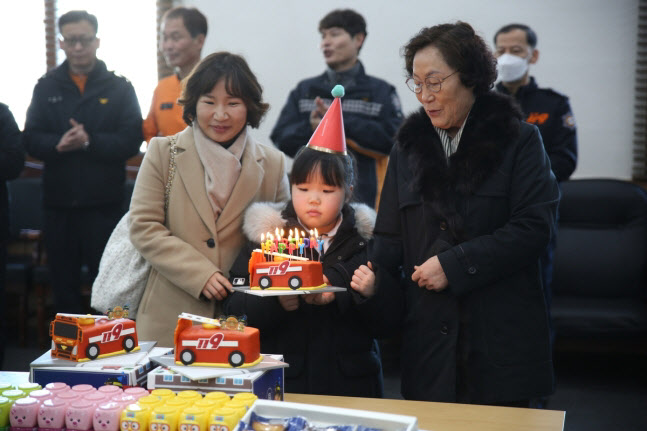 순직 소방관 딸 위해 생일파티 열어준 동료들