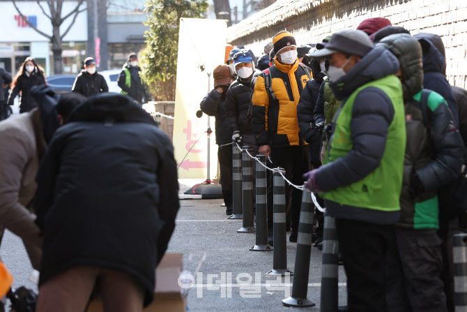 [포토]무료급식 기다리는 노인들