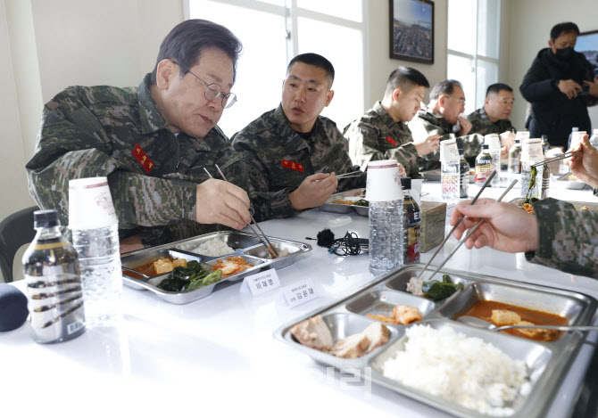 [포토]'장병들과 식사하는 이재명 대표'