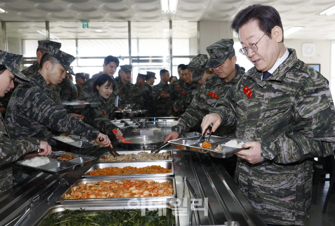 [포토]이재명 대표, '오늘 점심 식사는 장병들과'