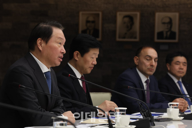 [포토]최태원 회장, 대한상의-주한외국상의 간담회 개회사