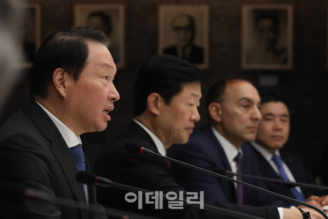 [포토]최태원 대한상의 회장, 주한외국상의 간담회