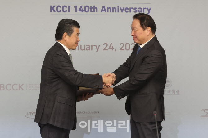 [포토]최태원 회장, 제임스 김 美상공회의소 회장에게 감사패 전달