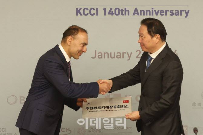 [포토]최태원 대한상의 회장, 아탈란 메틴 회장과 악수