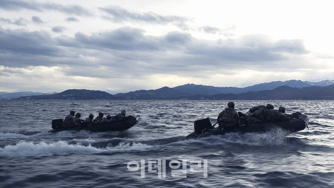 해군 UDT/SEAL 혹한기 훈련…"적진 깊숙이 침투해 적 섬멸"