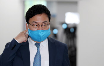 '타이이스타 설립 배임 혐의' 이상직 전 의원 징역 2년 선고
