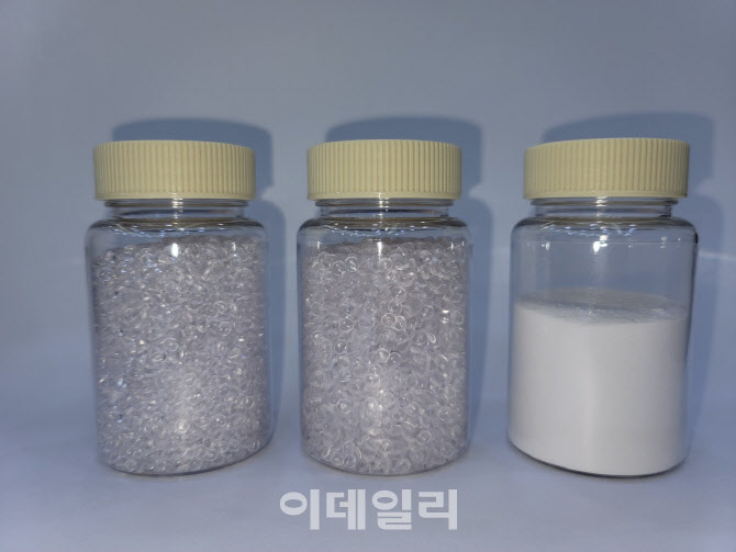 [르포]화학적 원료로 플라스틱 무한 재활용…쌀알같은 소재가 화장품 용기로