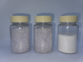 [르포]화학적 원료로 플라스틱 무한 재활용…쌀알같은 소재가 화장품 용기로