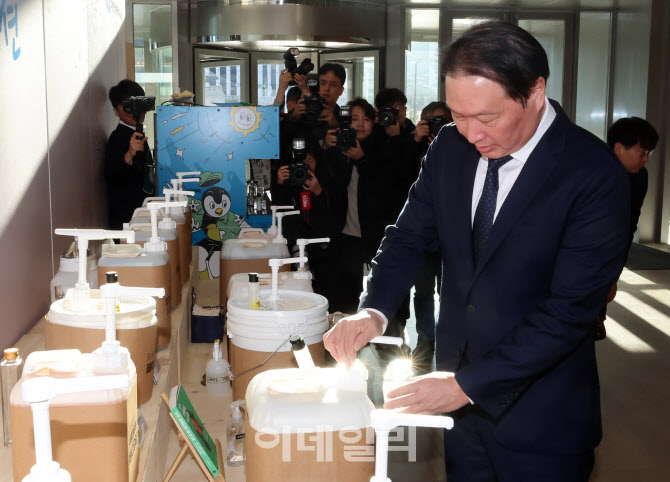 [포토]최태원 대한상의 회장, 리필스테이션 체험