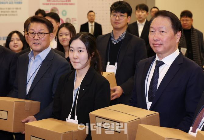 [포토]마음상자 들고 포즈 취하는 최태원 대한상의 회장-박승희 삼성전자 사장