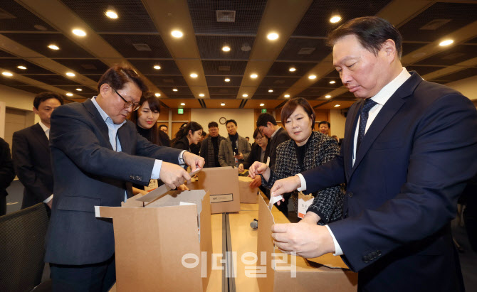 [포토]봉사활동하는 최태원 대한상의 회장-박승희 삼성전자 사장