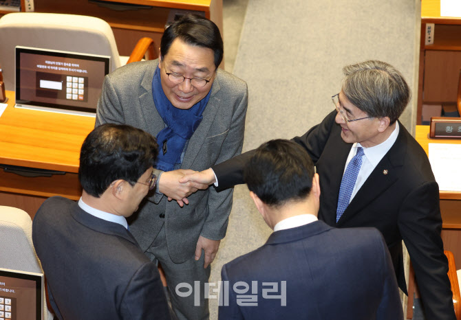 [포토]'의원들과 인사하는 윤영찬'