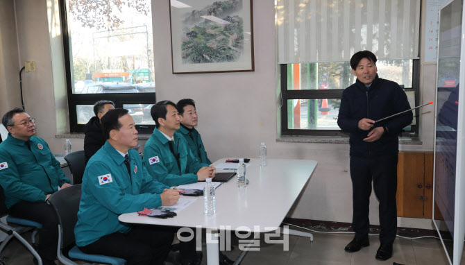 [포토]안덕근 산업부 장관 겨울철 가스 안전관리 현장 점검