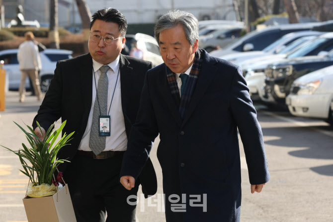 [포토]배현진 의원 병문안을 위해 이동하는 한오섭 정무수석