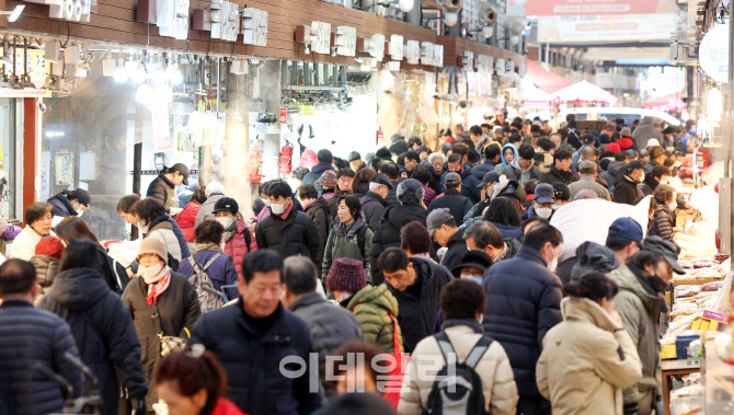 [포토]설 앞두고 인파로 북적이는 경동시장