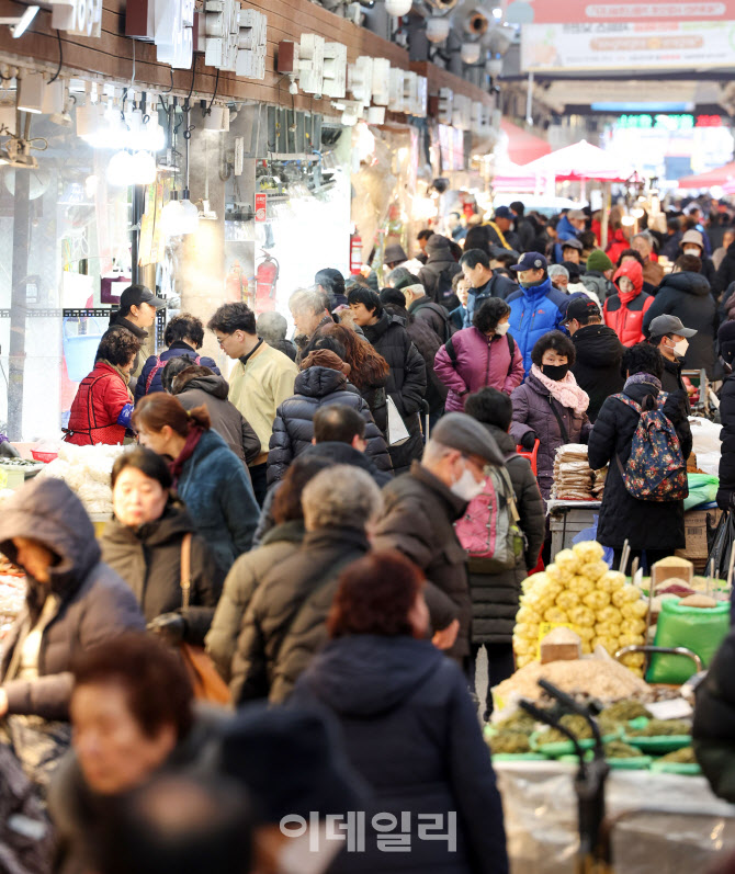 [포토]설 명절 앞두고 북적이는 전통시장