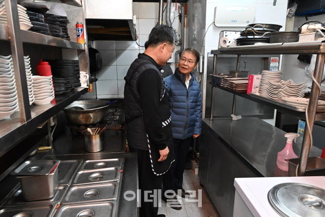 [포토]음식점 주방 살펴보는 이정식 장관