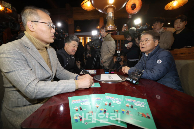 [포토]이정식 장관, 소규모 서비스업 사업장 대표 면담