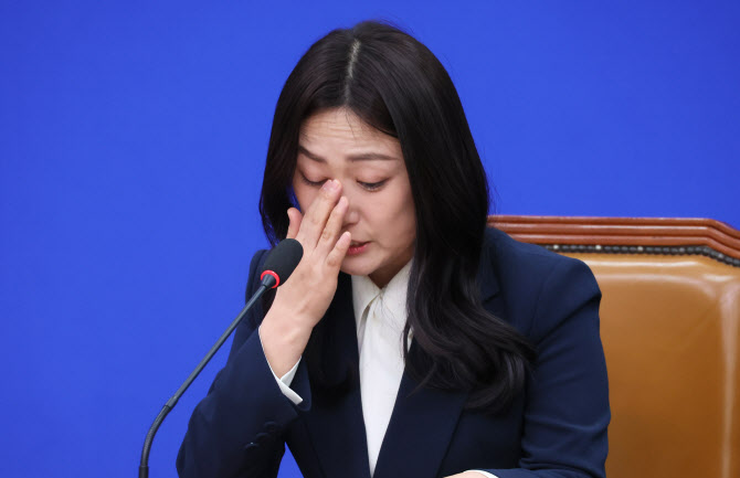 “다시는 목숨 잃는 교사 없길” 민주당 인재영입식서 오열한 초등교사