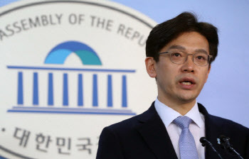 '성희롱 의혹' 현근택 피소…검찰, 고소인 조사