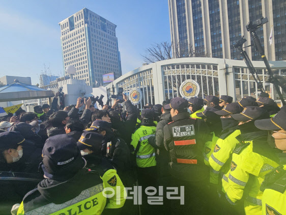 `이태원 특별법` 거부권 의결…유가족들 정부청사 진입 시도