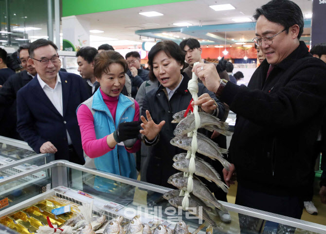 [포토] 설 성수품 점검하는 농식품부·해수부 장관