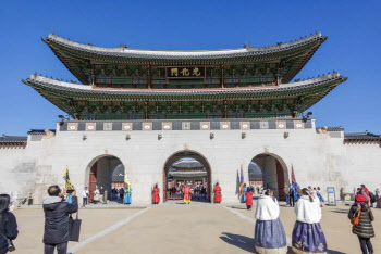 설 연휴 기간 궁·능 무료 개방…경복궁서 세화 나눔행사도