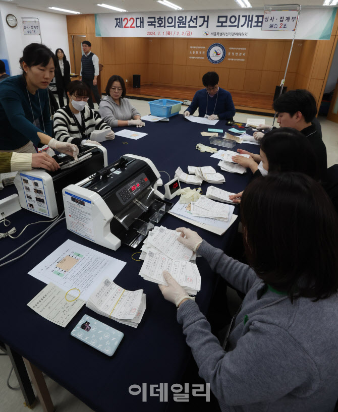 [포토]서울시선관위, 오차 없이 정확하게 검표하겠습니다
